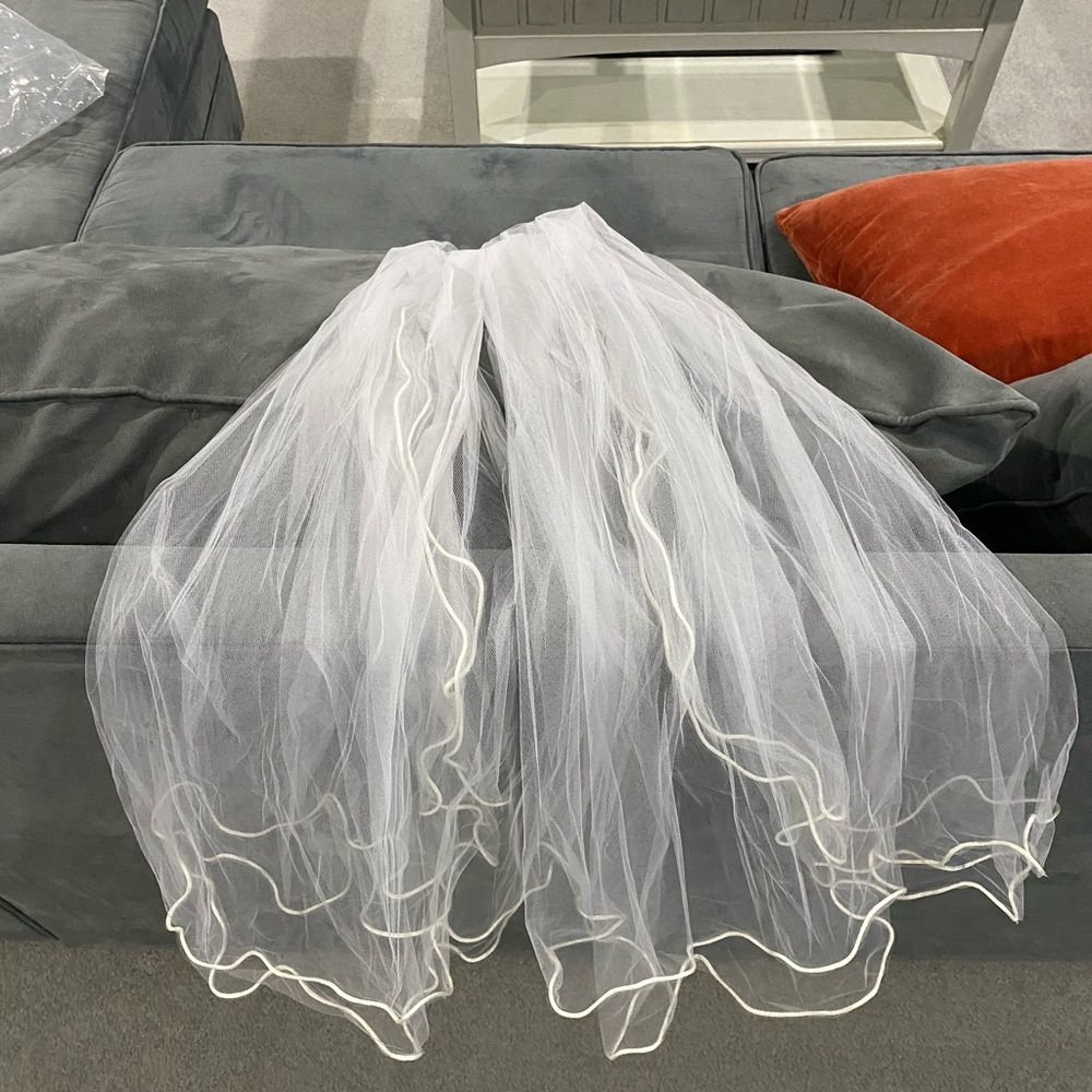Bridal vail with pearl comb